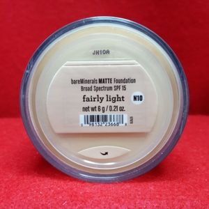 Matte loose powder foundation in Fairly light